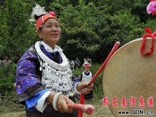 “七月半” 苗族同胞踩鼓賽(組圖)