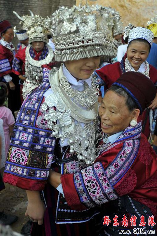 “七月半” 苗族同胞踩鼓賽(組圖)