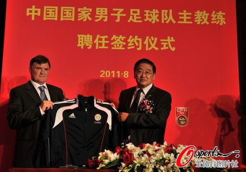 卡馬喬正式簽約中國足協 國足史上第七位洋帥