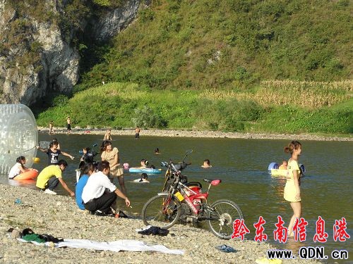 凱里持續高溫 游泳成為市民消暑首選(圖)