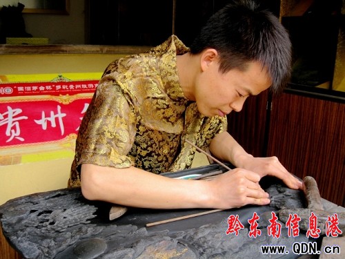 岑鞏青年楊剛榮獲“中華傳統(tǒng)工藝大師”稱號(hào)