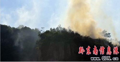 凱里江口大峽谷現(xiàn)怪異火焰 引燃多處山林