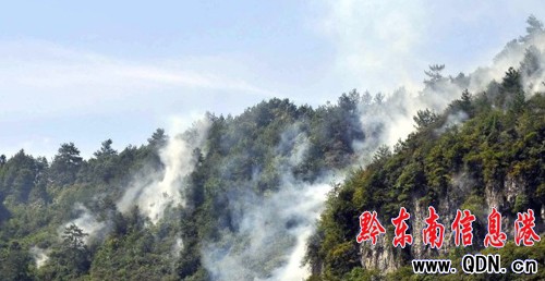 凱里江口大峽谷現(xiàn)怪異火焰 引燃多處山林