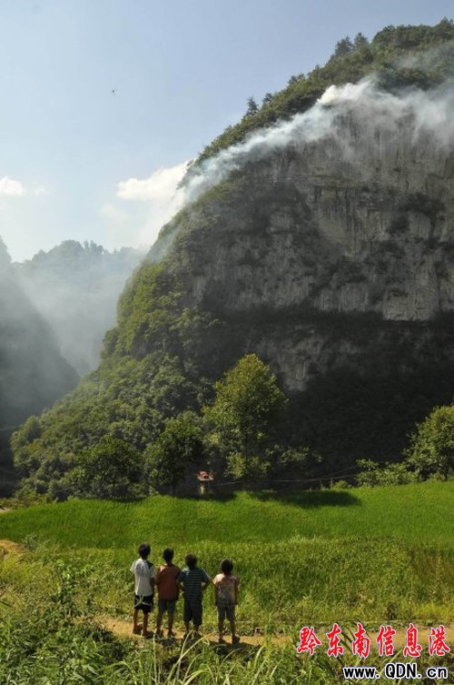 凱里江口大峽谷現(xiàn)怪異火焰 引燃多處山林