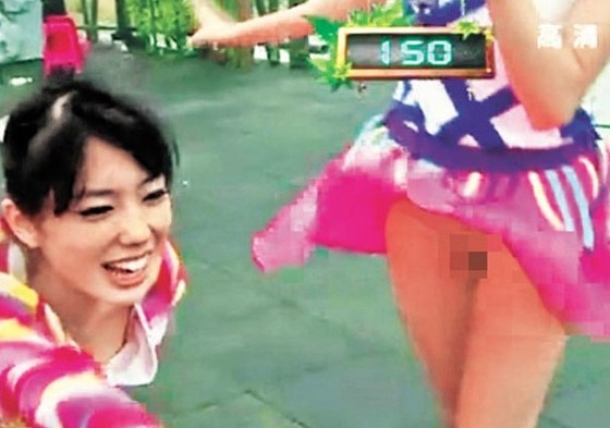 湖南衛視女主持人裙底泄春光 真穿了內褲(圖)