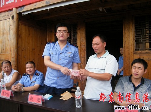 凱里市工商局深入一線抗旱救災(圖)