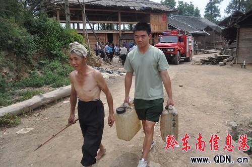 從江持續(xù)干旱飲水難 消防兵不度婚假忙抗旱