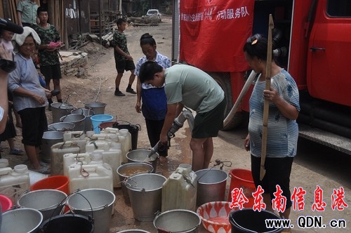 從江持續(xù)干旱飲水難 消防兵不度婚假忙抗旱