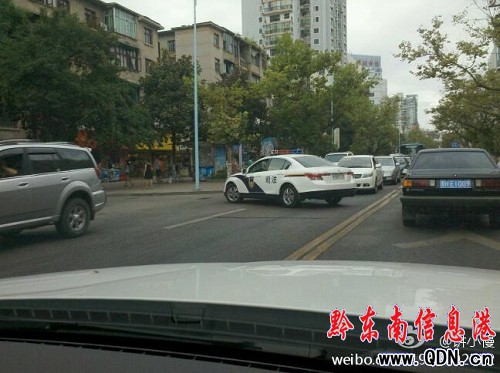 小微博大監督 凱里一警車違章被處理(圖)