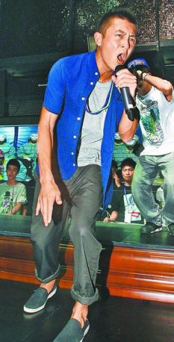 陳冠希現身香港心情輕松 拒回應鋒芝離婚(圖)