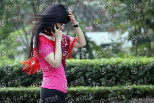 黃奕素顏逛街秀妖嬈身段 丟手機表情逗樂