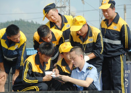 凱里火車站干部職工認(rèn)真查找鐵路安全隱患(圖)