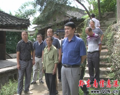 州委書記廖少華到臺江縣方召鄉視察旱情(圖)