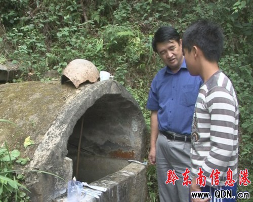 州委書記廖少華到臺江縣方召鄉視察旱情(圖)