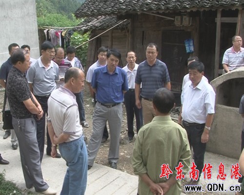 州委書記廖少華到臺江縣方召鄉視察旱情(圖)