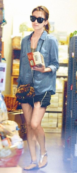 謝婷婷出游買餅干 笑對記者拒談家事(圖)