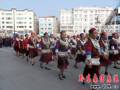 �Sƽ���m�Ļ����ι�ʢ�b��չʾ ǧ�˴�����