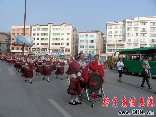 �Sƽ���m�Ļ����ι�ʢ�b��չʾ ǧ�˴�����