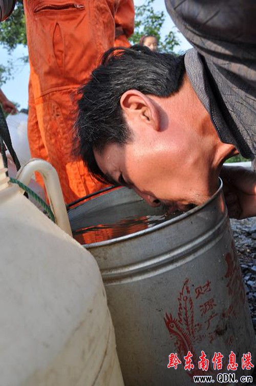 村民用水告急 各地消防送水解民憂(組圖)