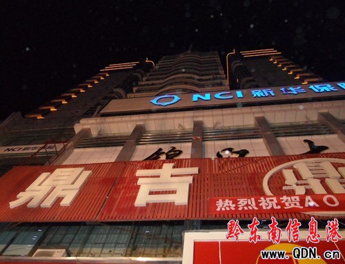 凱里市中心大樓高空墜物 行人不幸