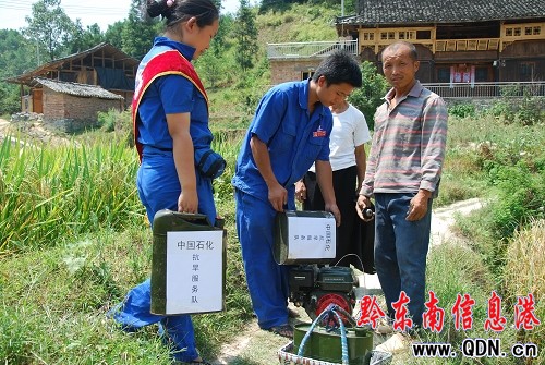 臺江石油支公司深入田間地頭為群眾抗旱送油