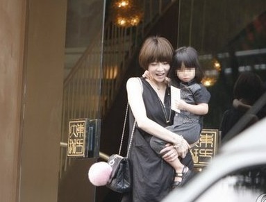 高曉松獄中服刑過半 愛妻開車攜女做美容