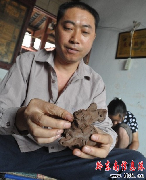 黃平有位“泥哨大師”王登書(圖)