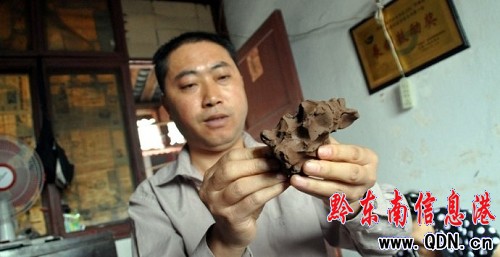 黃平有位“泥哨大師”王登書(圖)