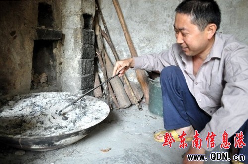 黃平有位“泥哨大師”王登書(圖)