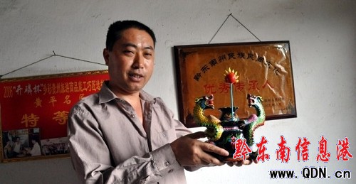 黃平有位“泥哨大師”王登書(圖)