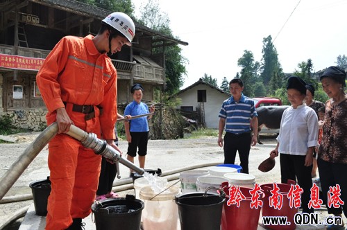 臺江縣村民用水告急 消防送水服務到家(圖)