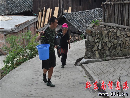 高溫旱情不減 各地消防送水不止(組圖)