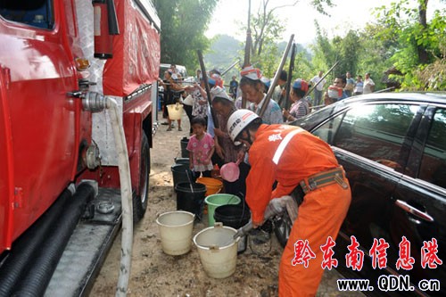 高溫旱情不減 各地消防送水不止(組圖)