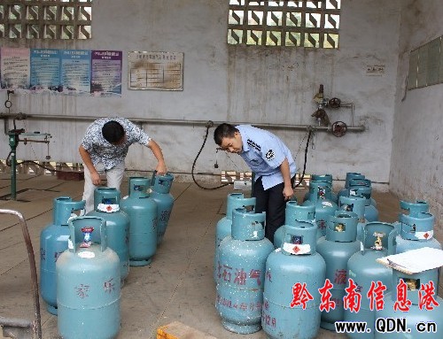 三穗質(zhì)監(jiān)局進(jìn)駐液化氣充裝站開(kāi)展監(jiān)督管理