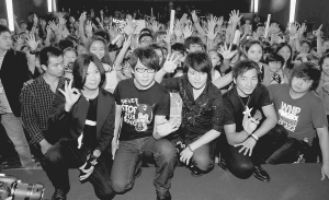 唱著看電影現在很流行 跟著五月天甩汗舞