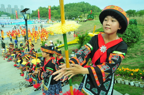 第九屆民運會民族大聯(lián)歡 笙歌奏和諧(組圖)