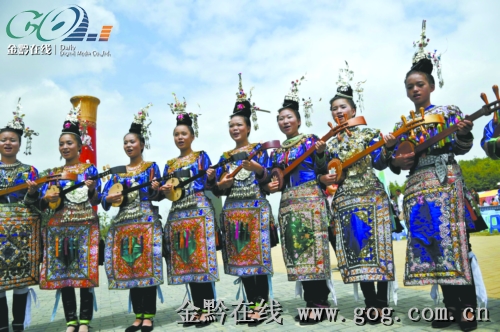 侗族姑娘小伙對歌到天亮(圖)