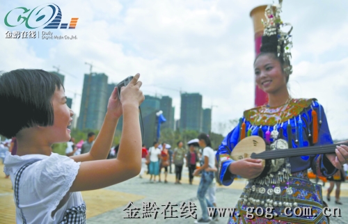 侗族姑娘小伙對歌到天亮(圖)