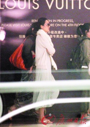 鞏俐打扮隨意難掩星光 與友人逛街表情淡然