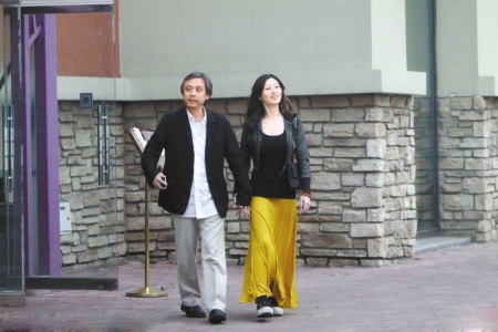 牽手妙齡女子被偷拍 導(dǎo)演陳嘉上承認(rèn)