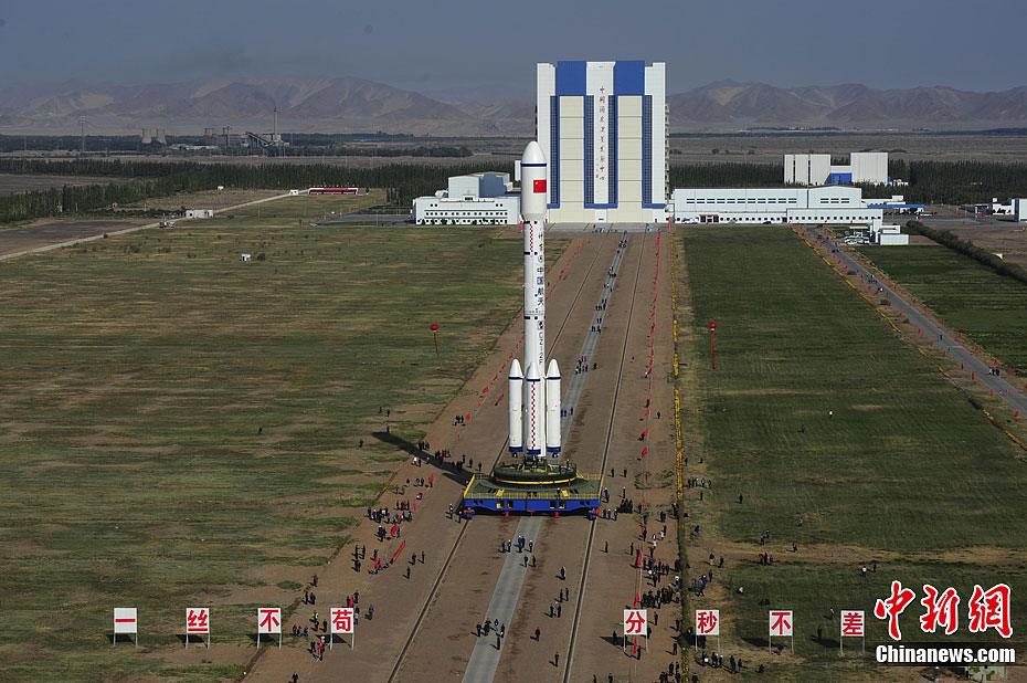 “天宮一號”與運載火箭轉運至發射區