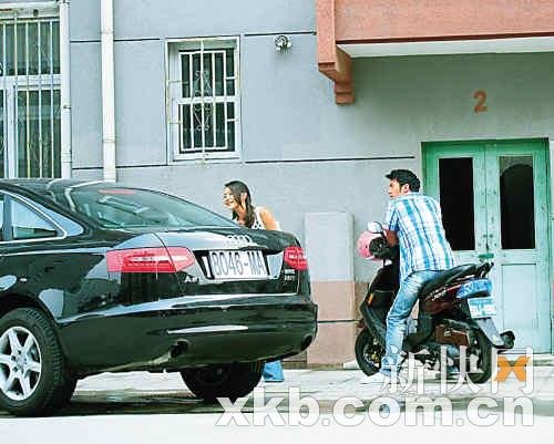 謝霆鋒被爆約會富家女 回應:純屬“假偷拍”