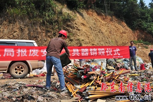 從江供電局銷毀報廢安全工具器保安全