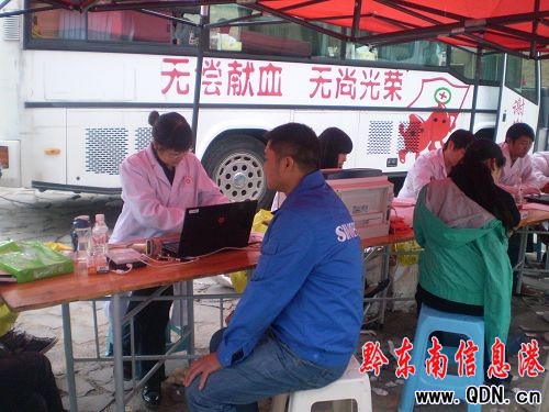 鎮(zhèn)遠(yuǎn)縣石油支公司組織員工無償獻(xiàn)血(圖)