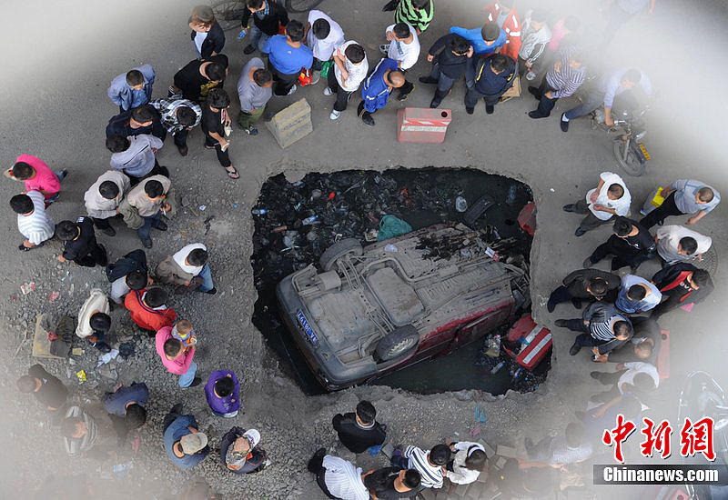 天津路面現大坑汽車深夜墜入