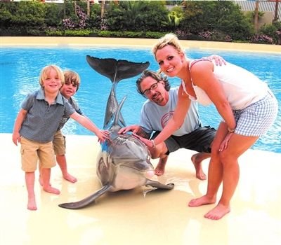 小甜甜布蘭妮為兒過生日 全家與海豚合影(圖)