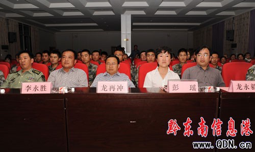 丹寨各界舉行演出歡送北京軍區給水工程團官兵