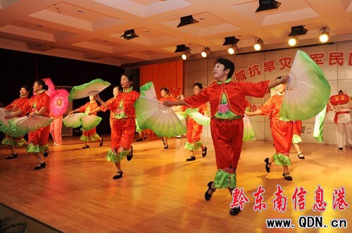 丹寨各界舉行演出歡送北京軍區給水工程團官兵