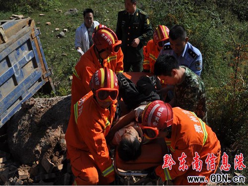 小貨車翻下田埂一死一傷 麻江消防生死救援