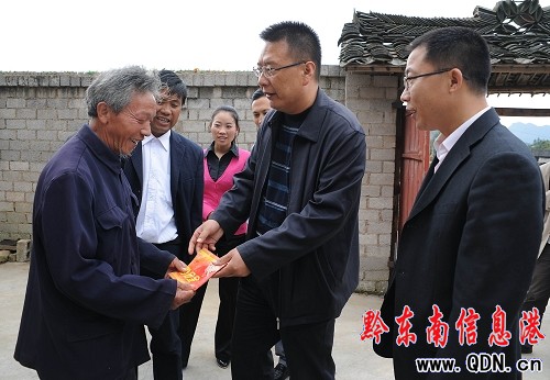 丹寨新任縣委書記張淼深入基層察民情(圖)